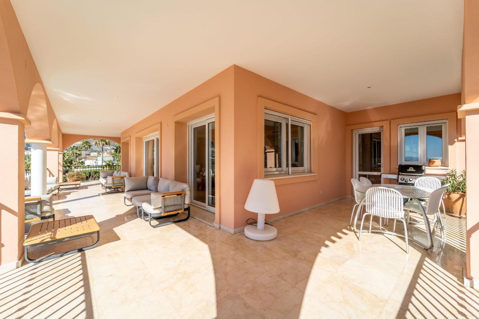 Beachside With Panoramic Sea Views *